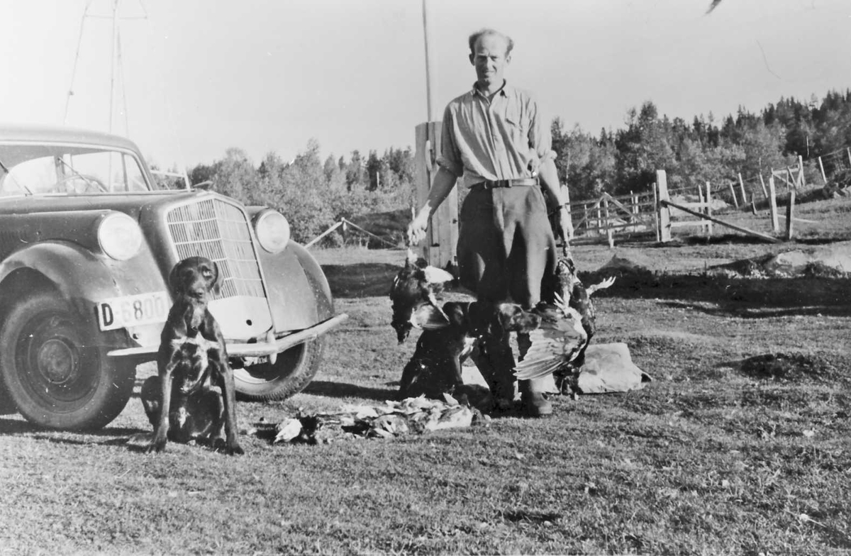 Oddvar Doblaug og hunden "Rogg" på rypejakt. 