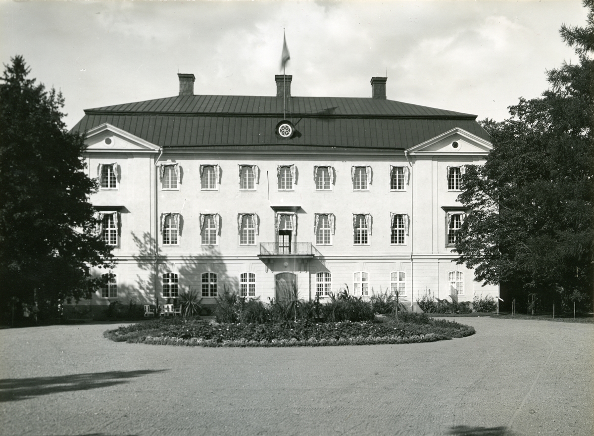 Vy mot Ljung slott 1937. Huvudbyggnaden uppfördes 1774 i gustaviansk stil efter ritningar av Jaen Eric Rehn. Vid tiden för bilden ägdes godset av Christian Möller och dennes maka Nancy Frederikke, född Kall.