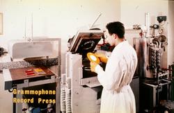 Norvinylutstilling. Grammophone record press.