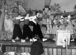 treskodans. Serie med revyfoto fra Kristiansund. Datering er