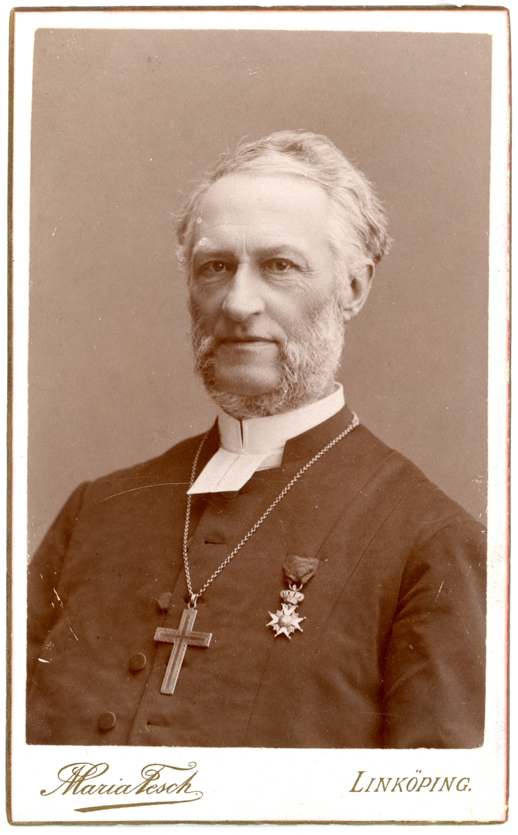 Porträtt av Carl Alfred Cornelius. Biskop över Linköpings stift från 1884 till sin död 1893. Gift 1857 med Johanna Maria von Engeström (1835-1896).