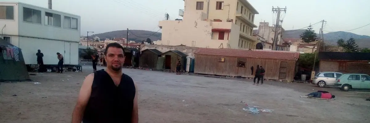 Mohamad på Chios. På denne plassen sov mange av de som hadde flyktet over Middelhavet.