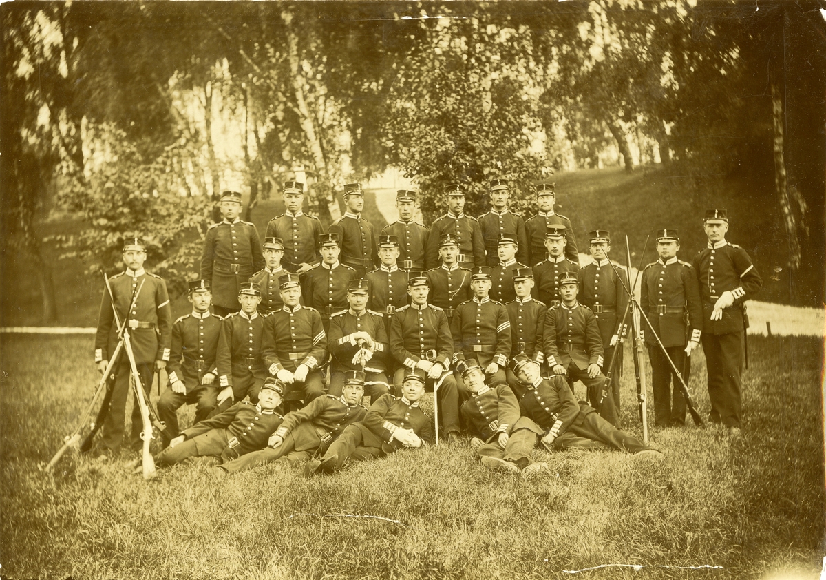 Grupporträtt av officerare och soldater vid Rekrytskolan 1898.