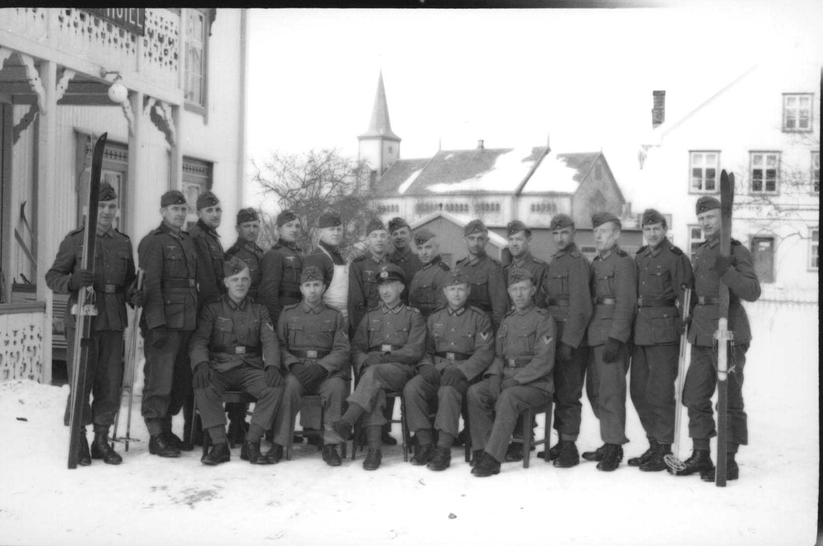 Soldater foran Steigen hotell, Alvdal