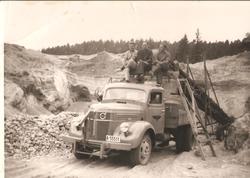 Urskog-Hølandsbanens lastebil i Auten grustak.