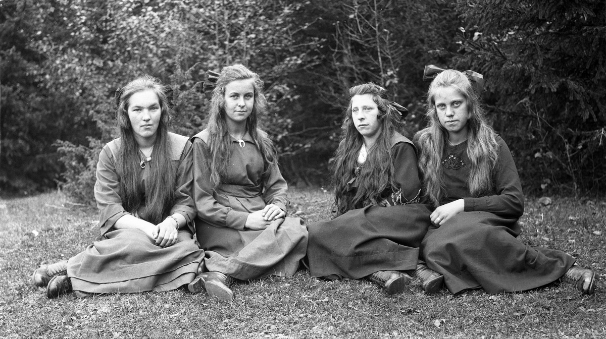 En serie på sju bilder av fire unge jenter i forskjellige grupperinger og positurer. Ingen av personene er identifisert. Alle bildene er tatt utendørs på ukjent sted.