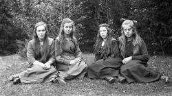 En serie på sju bilder av fire unge jenter i forskjellige gr