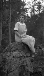 To bilder av en ung kvinne i helfigur, på det ene sittende p