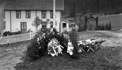 Fire bilder fra en gravferd/bisettelse fra gården Ovren (øst