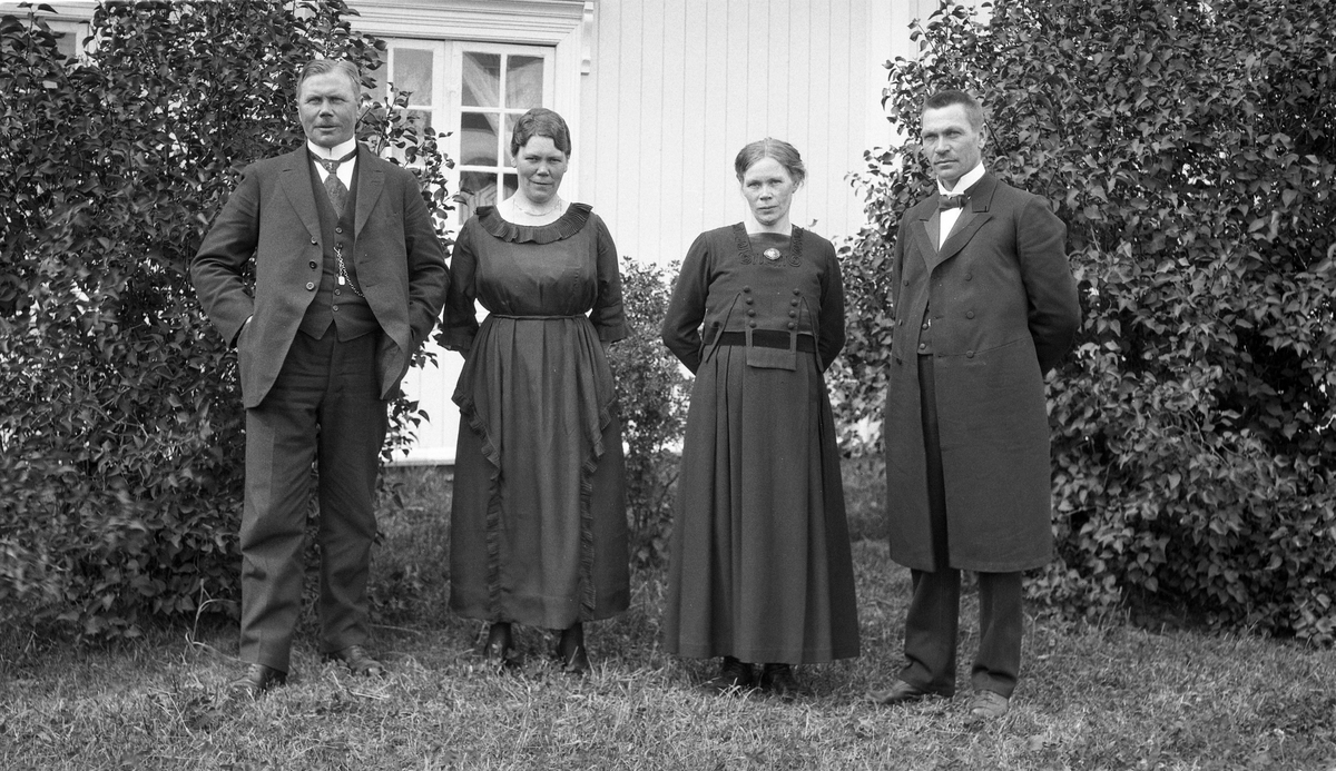 Anna Gunnerød (f.Aasnes) sammen med sine søsken, trolig fotografert hjemme på Krabysanden ved Lina Gunnerøds gravferd juni 1921. 
Fra venstre: Per Aasnes, Maren Nymoen (født Aasnes), Anna Gunnerød, og Amund Aasnes.