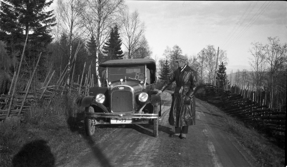 Biltur ca. 1923-25, fire bilder. Bilen med reg.nr. F-2699 er en 1924-modell Oldsmobile Tourer tilhørende mølleeier Nicolai Martinius Pedersen Skansen som flyttet fra Østre Toten i 1908 etter å ha virket som møller flere steder i distriktet. Han var født i Biri, og endte opp i Drammen.
Bilen med reg.nr. F-73 er en 1923/24-modell Chevrolet Tourer tilhørende fabrikkeier Carl Chr. Møller i Drammen.
Personene er ikke identifisert, men det er rimelig å anta at ihvertfall noen er sønner av nevnte Skansen.
Stedene er nok litt forskjellig, men bilde nummer to er etter det en eldre Drammens-beboer mener trolig Tollbugata i Drammen der Skansens mølle holdt til.