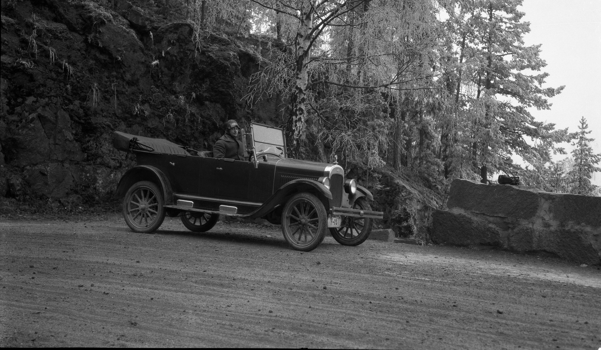 Biltur ca. 1923-25, fire bilder. Bilen med reg.nr. F-2699 er en 1924-modell Oldsmobile Tourer tilhørende mølleeier Nicolai Martinius Pedersen Skansen som flyttet fra Østre Toten i 1908 etter å ha virket som møller flere steder i distriktet. Han var født i Biri, og endte opp i Drammen.
Bilen med reg.nr. F-73 er en 1923/24-modell Chevrolet Tourer tilhørende fabrikkeier Carl Chr. Møller i Drammen.
Personene er ikke identifisert, men det er rimelig å anta at ihvertfall noen er sønner av nevnte Skansen.
Stedene er nok litt forskjellig, men bilde nummer to er etter det en eldre Drammens-beboer mener trolig Tollbugata i Drammen der Skansens mølle holdt til.