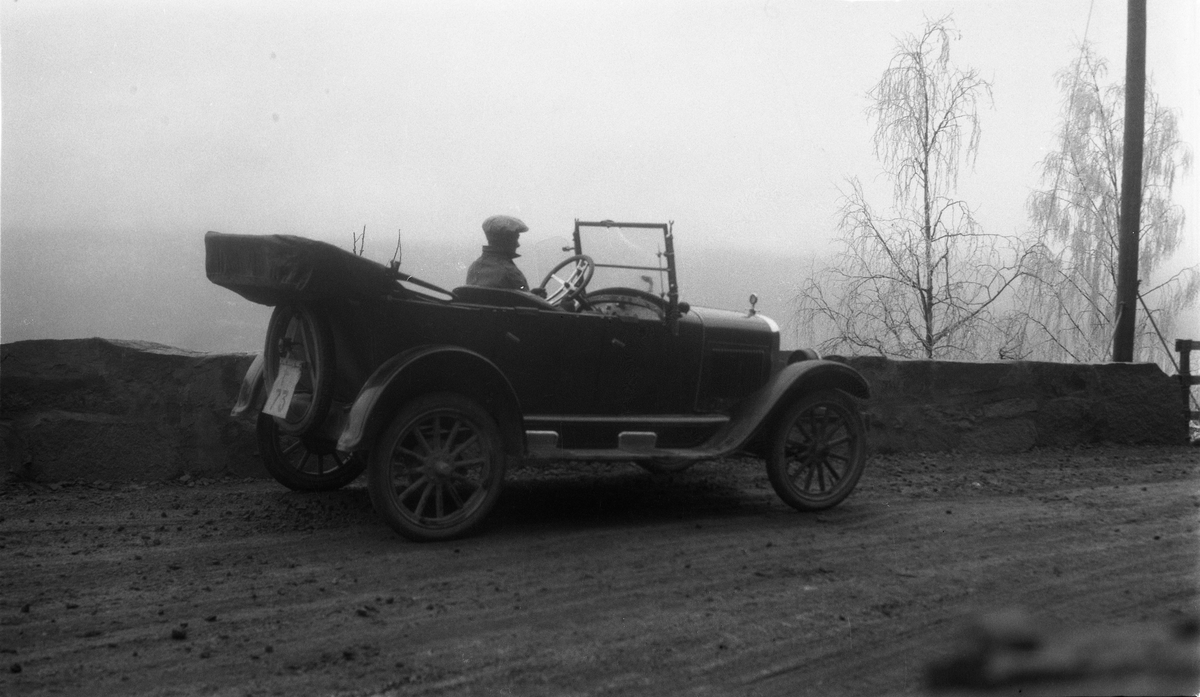 Biltur ca. 1923-25, fire bilder. Bilen med reg.nr. F-2699 er en 1924-modell Oldsmobile Tourer tilhørende mølleeier Nicolai Martinius Pedersen Skansen som flyttet fra Østre Toten i 1908 etter å ha virket som møller flere steder i distriktet. Han var født i Biri, og endte opp i Drammen.
Bilen med reg.nr. F-73 er en 1923/24-modell Chevrolet Tourer tilhørende fabrikkeier Carl Chr. Møller i Drammen.
Personene er ikke identifisert, men det er rimelig å anta at ihvertfall noen er sønner av nevnte Skansen.
Stedene er nok litt forskjellig, men bilde nummer to er etter det en eldre Drammens-beboer mener trolig Tollbugata i Drammen der Skansens mølle holdt til.