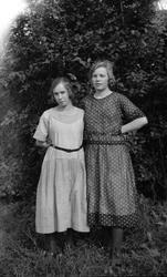 To uidentifiserte kvinner. Tre bilder hvor de to er sammen p