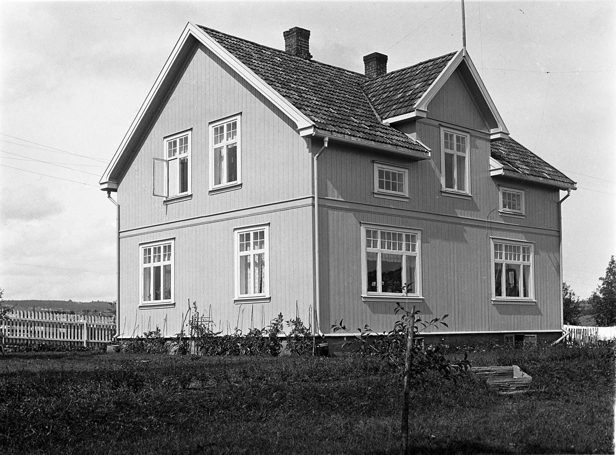 Villa, trolig i Nedre Evangsgutua på Lena. Villaen tilhørte Einar Solem.