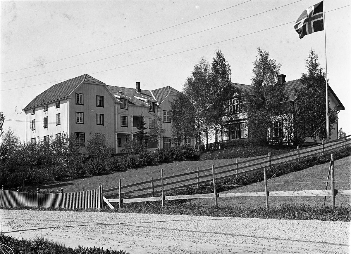 Totens Fylkesskole på Lena (nå Toten Folkehøgskole). Trolig tatt ifm. 25-årsjubileet for lokaliseringen der den fremdeles finnes. To identiske bilder.