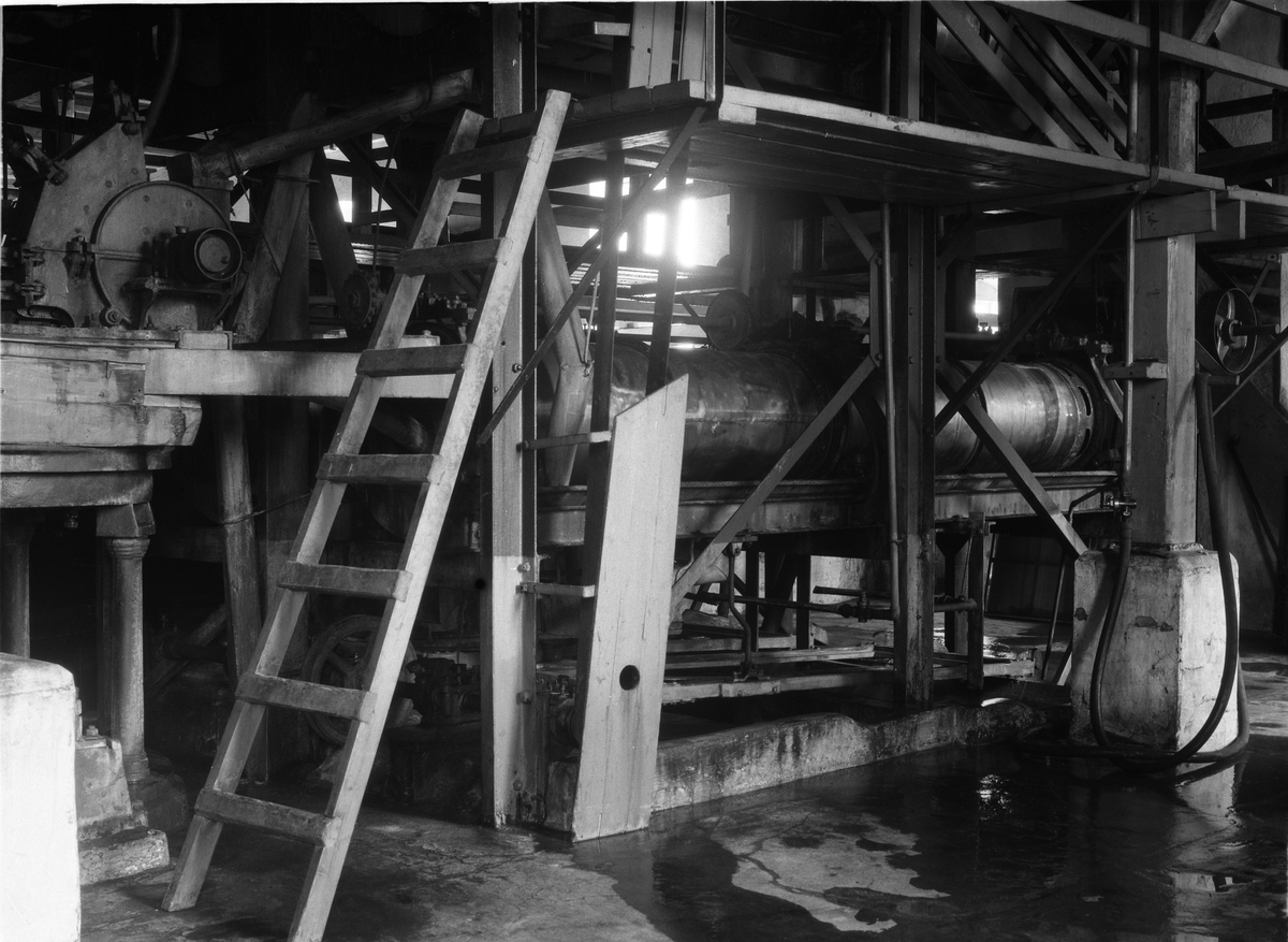 Ti interiørbilder fra Toten Potetmelfabrikk, Lena, Ø.Toten, første halvdel av 1930-tallet. På bilde 4 og 5 er to mannspersoner, hvorav den ene skal være daværende disponent G.J.Ruud, men uvisst hvilken av de to.