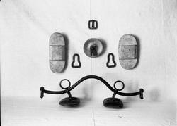 Detaljer til seletøy for hest. To bilder.