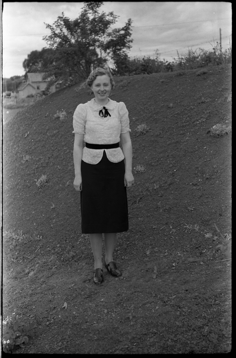 Agnes Lund fra Brunsberg, Ø.Toten. Portrettserie på 10 bilder 1938.