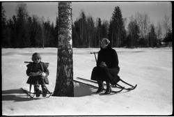 Karine Røisli og dattera Sigrun med spark påsken 1939.
