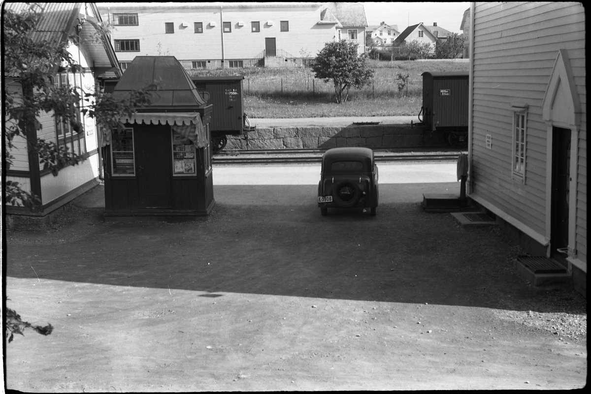 To bilder tatt ved Lena stasjon juni 1939. På det første bildet er det både biler og folk. Tog står ved perongen. Lena Bad i bakgrunnen.
