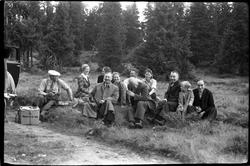 En rekke personer raster under en tur i Gausdalfjellet. Noen