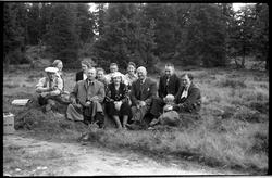 En rekke personer raster under en tur i Gausdalfjellet. Noen