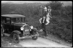 På tur i Gausdalfjellet august 1939. Ved bilen står Olaf Tøm