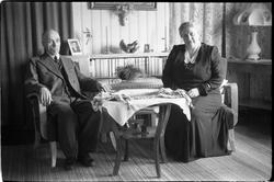 Olga og Kristen Sveum. Portrettserie på 12 bilder april 1942