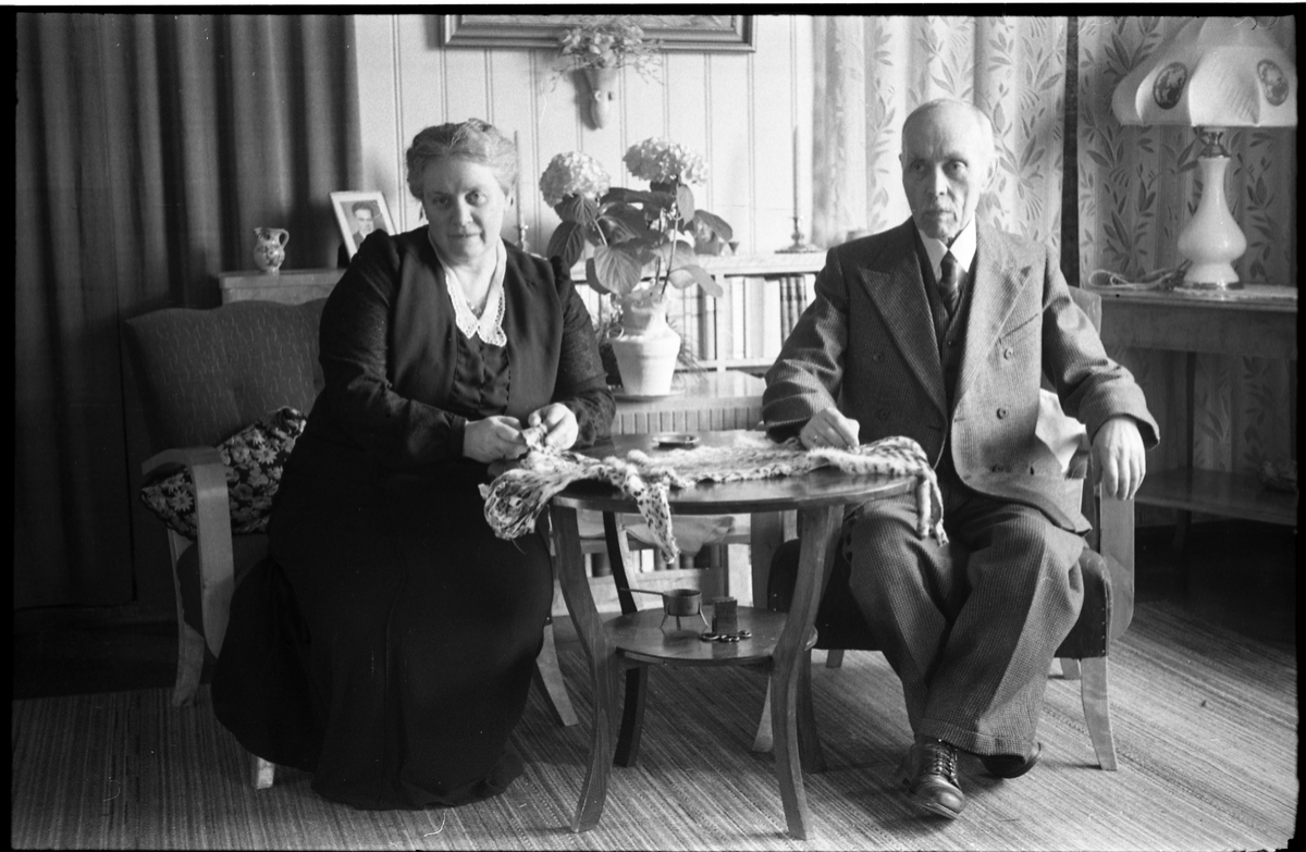 Olga og Kristen Sveum. Portrettserie på 12 bilder april 1942.