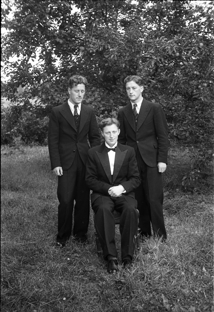 Oddvar Toresne (i midten) flankert av brødrene Eivind (til venstre) og Kjell.
