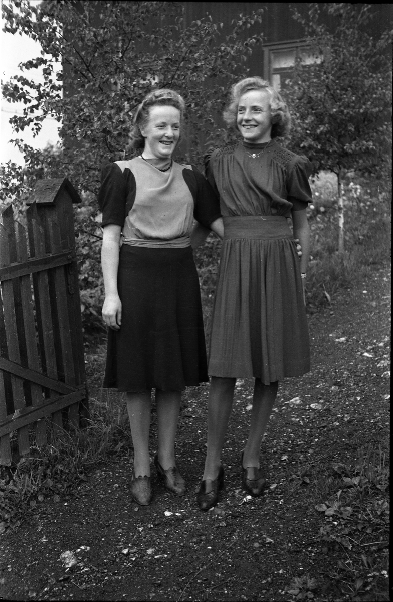 Helfigurs portrett av søstrene Minnie (til venstre) og Judith Tallerud.