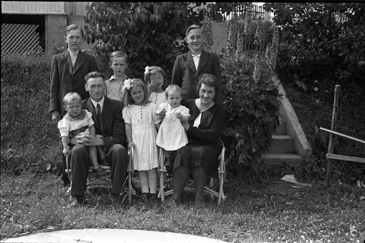 Ole Petter og Klara Bekkelund med barna juli 1943. Bak fra venstre: Willy, Ole, Liv og Kjell. Levi på farens fang, Edit på moras, og mellom foreldrene Gerd. Serie på sju bilder.
