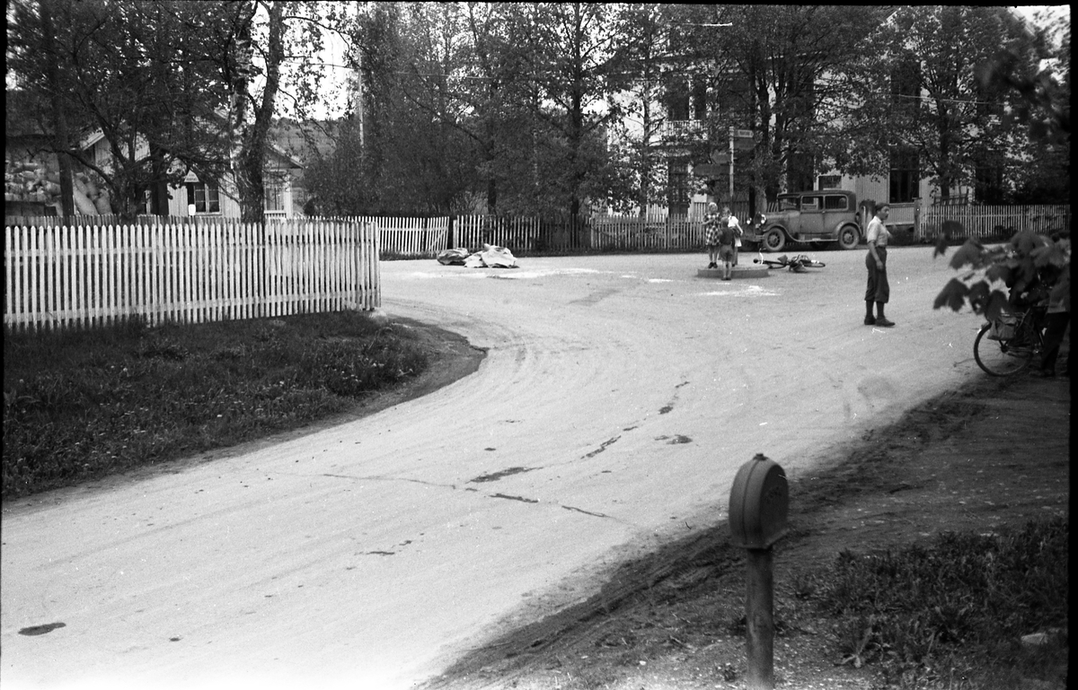 Biluhell i Lillo-krysset, Ø.Toten, juni 1944. Trolig fotografert på oppdrag av lensmannen. Seks bilder.Personbilen med reg.nr. E-304 (de tre siste bildene) er en Ford A årsmodell 1928-29, mens lastebilen trolig er en Dodge 1934-35. Begge bilene er utstyrt med knottgenerator.