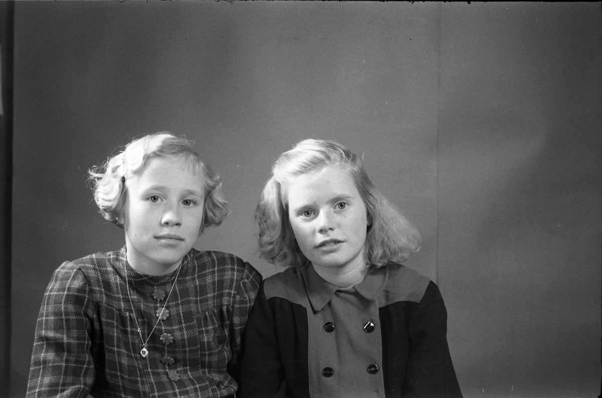 Portrett av Sigrun Røisli (til venstre) og kusinen Alma Pedersen.