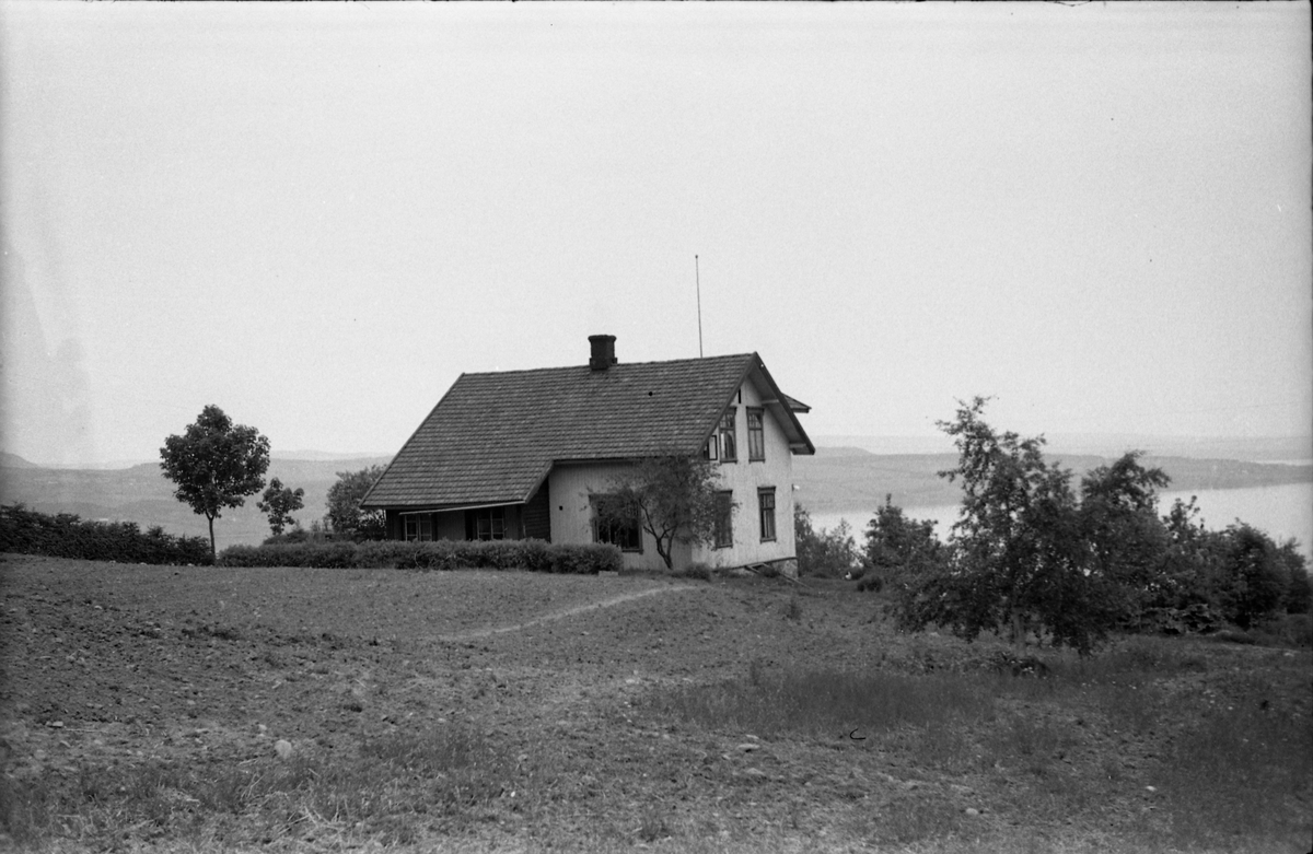 Antatt eiendommen Bakketun i Bjørnsgårdgutua, Østre Toten. Fem bilder, noen med utsikt mot Mjøsa og Helgøya/Nes..