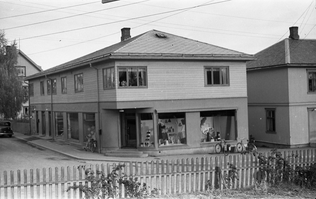 Serie på 11 bilder av Lindstad-gården i krysset mellom Lenagata og Kinogata på Lena. Høsten 1947.
