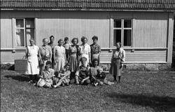 En gruppe personer samlet foran et hus. Fire bilder. På bild