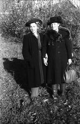 Helfigurs portrett av to uidentifiserte kvinner avbildet i e