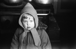 Uidentifiseret jentunge. Tre bilder hvorav to utendørs i snø