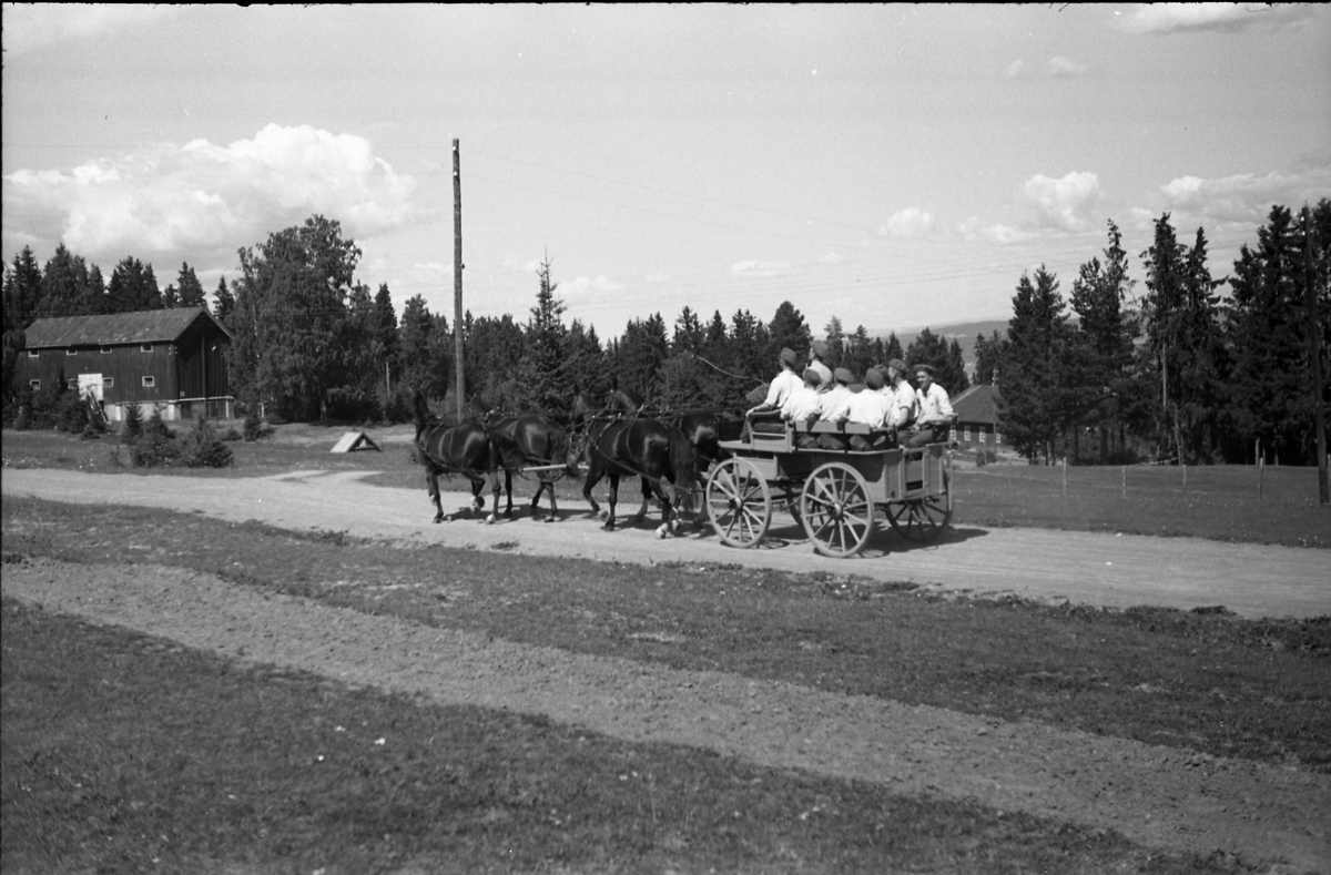 Kjøring med firspann på Starum juli 1949. Sju bilder. Ingen av personene er identifisert.