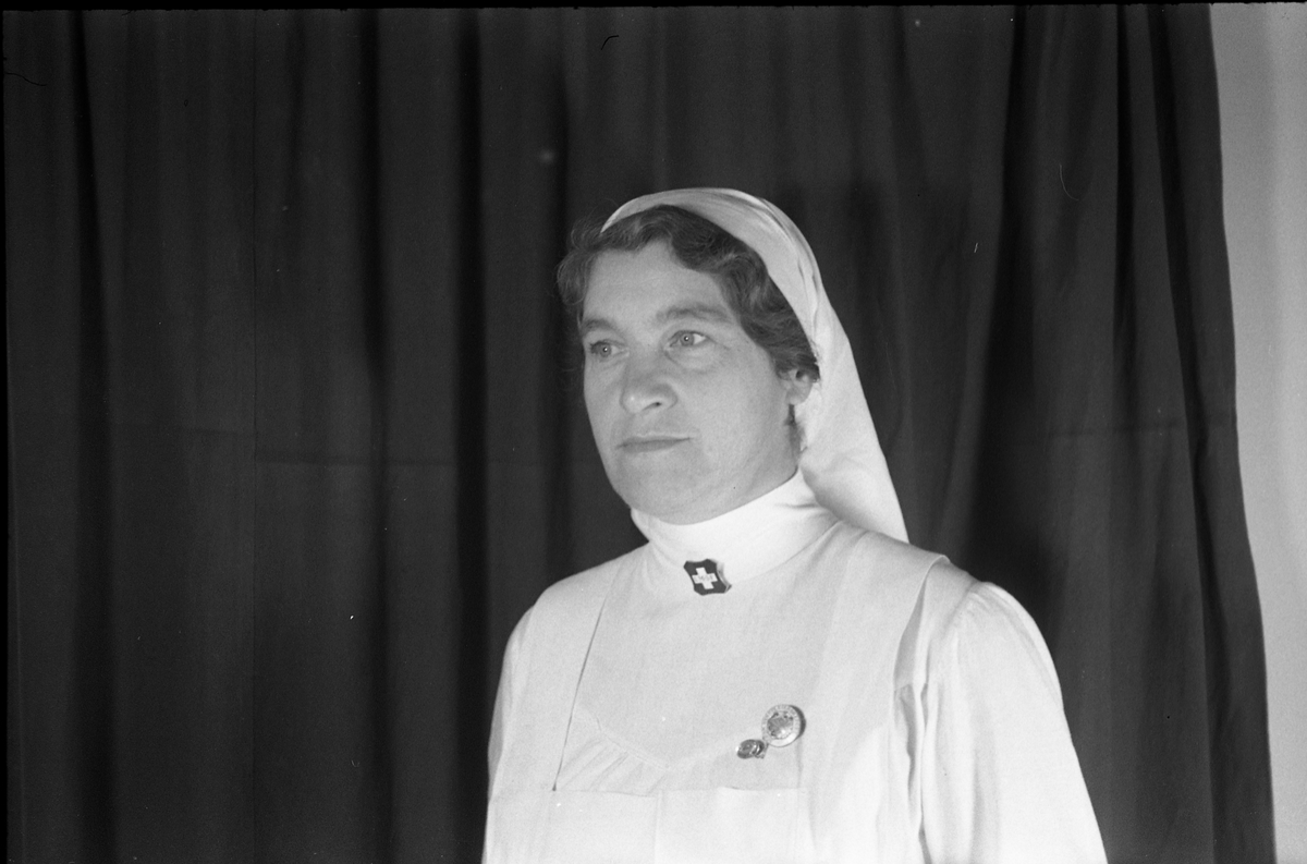 Portrett av uidentifisert kvinne i sykepleieruniform.