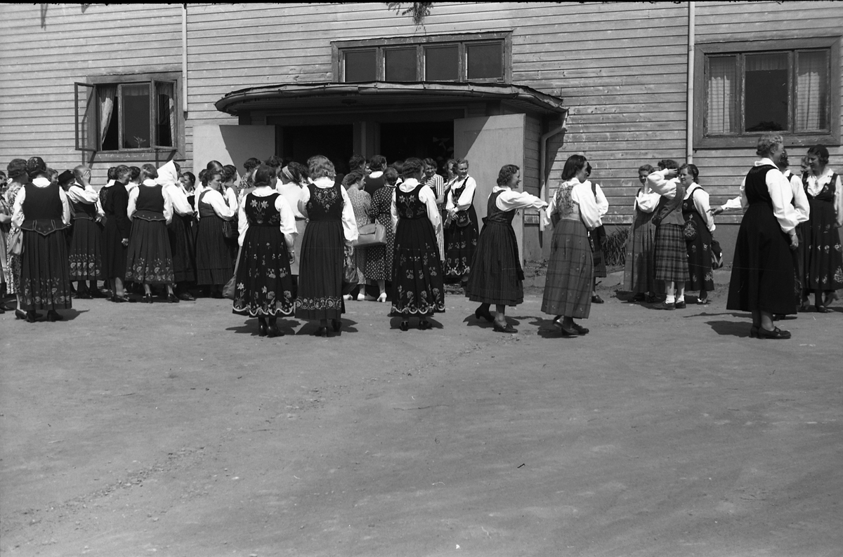 Fra Oppland Bondekvinnelags årsmøte i Østre Toten Festivitetslokale, 3. og 4. juni 1950. Serie på 20 utendørs bilder.