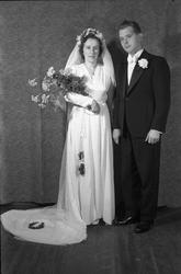 Helfigurs portrett av et uidentifisert brudepar. Fem bilder.