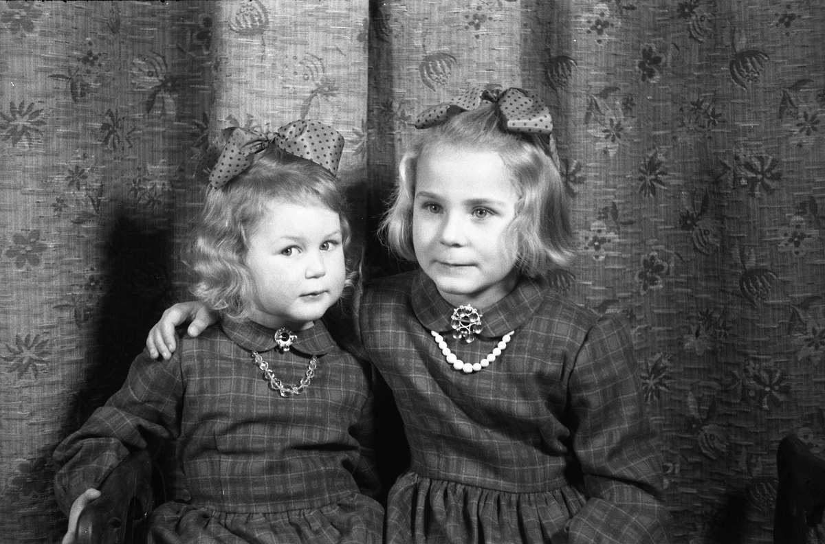 Fem portretter av to småjenter. Til venstre Anna Hermine Solberg, gift Sørum, og mor til ikke ukjente Knut Anders Sørum. Til høyre ei tysk jente som i regi av Redd Barna var på sommeropphold hos familien Solberg. Hennes fornavn var Christine,og hun ble gift Herrscher.