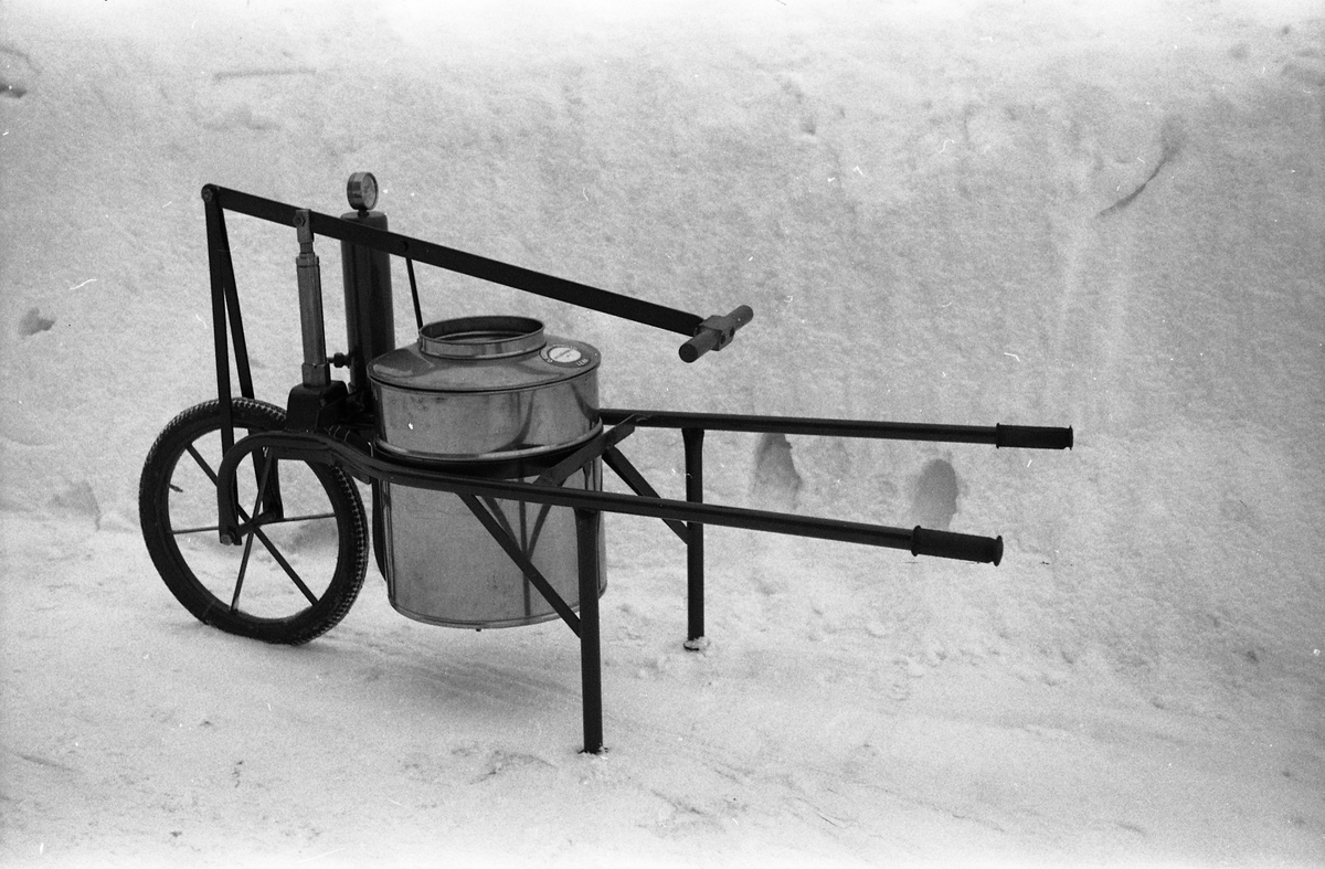 Hagesprøyte på trillebår. Trolig et produkt fra Kubberuds verksted i Lensbygda. Seks bilder.