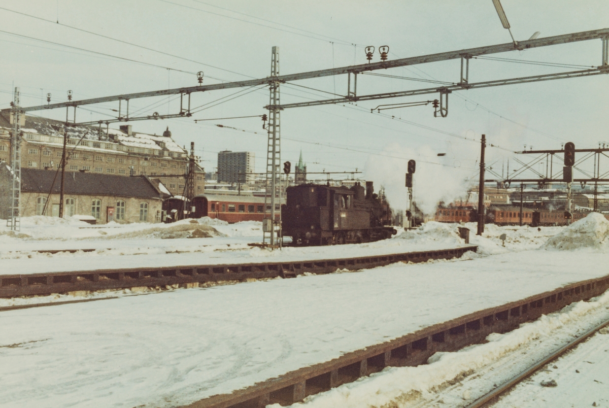 Skifting på Oslo Østbanestasjon med damplokomotive type 23b 441.