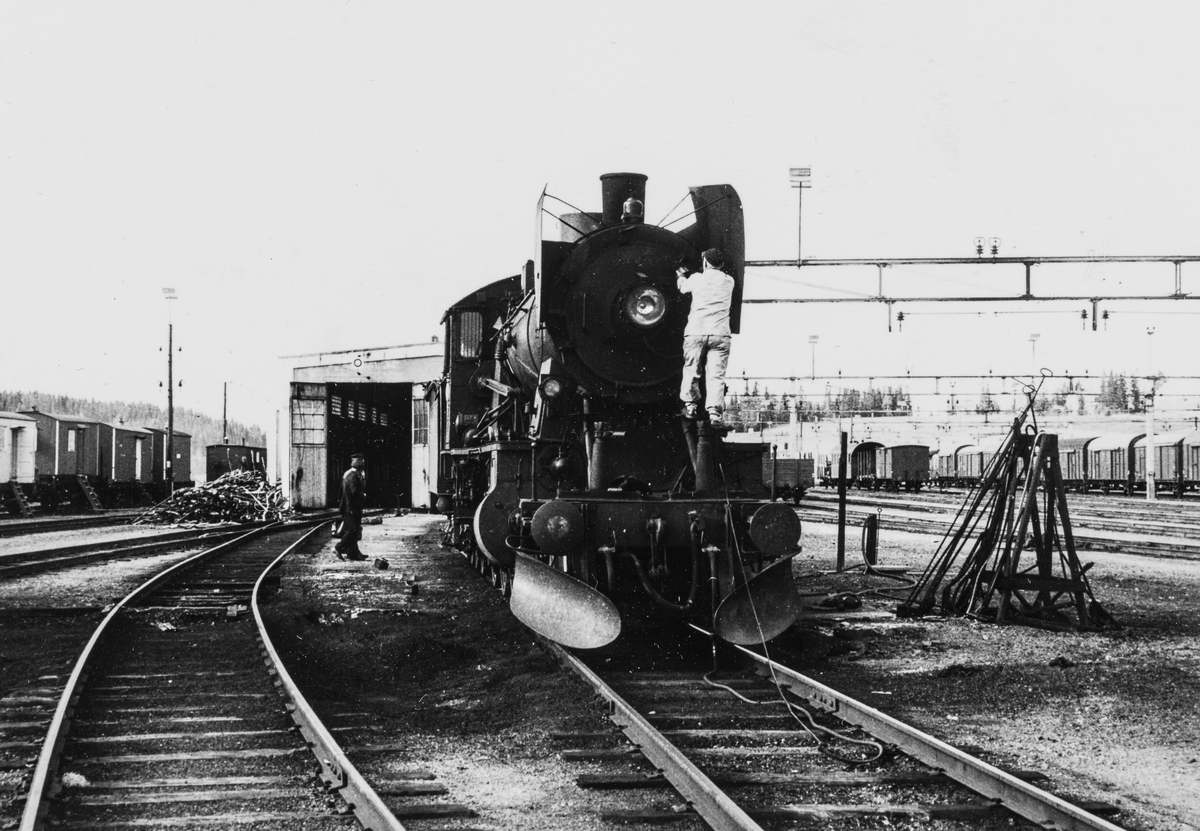 Damplokomotiv type 30b 347 på Eina stasjon, fem bilder