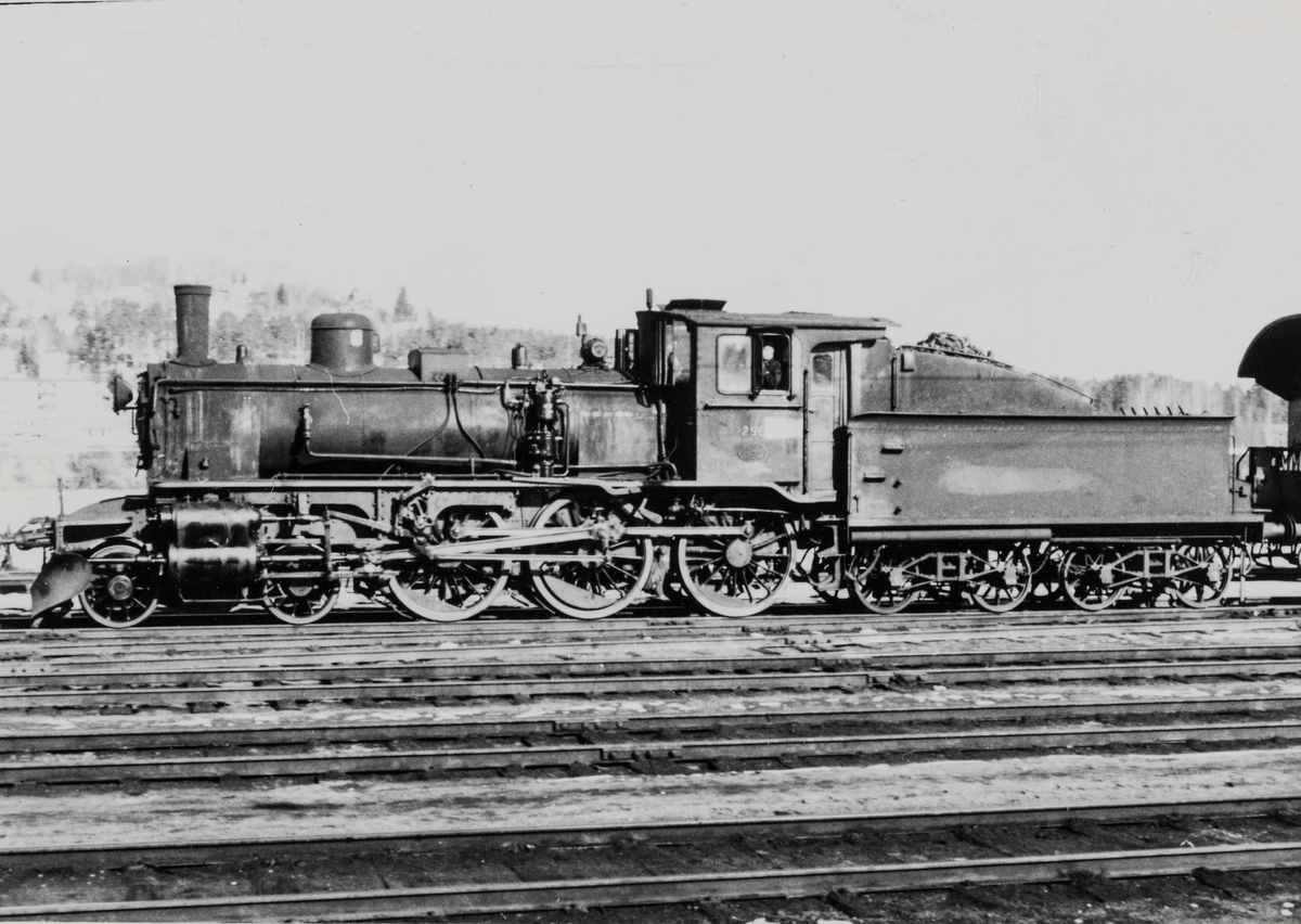 Damplokomotiv type 27a 296 på Kongsvinger stasjon.