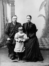 Foto av Ole J. Gravem (d.e.), Kristine (kone) og Maria (datt